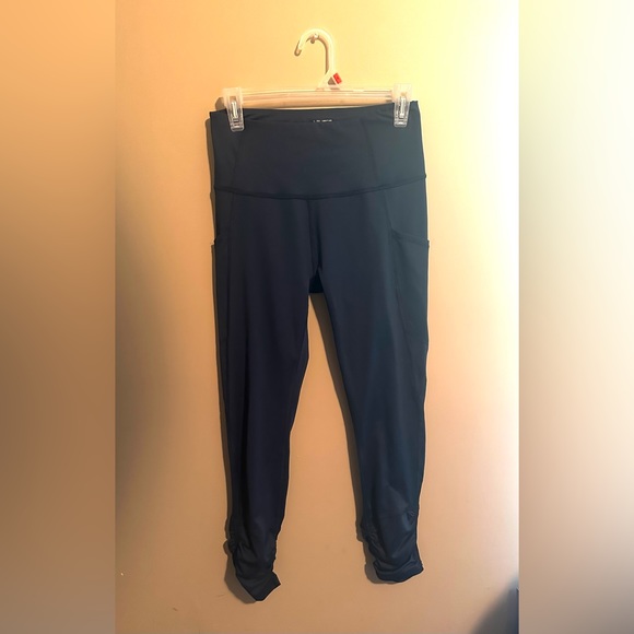Navy Blue athletic leggings! Pockets and scrunched bottom! Size: Small - Picture 1 of 4